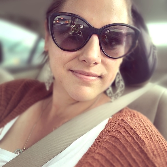 Meet your Posher, Nicole - Picture 2 of 2